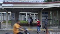 Warga pun menjadi lebih nyaman saat menunggu trasnportasi umum lainnya.