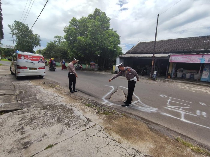 Satlantas Polres Klaten mengecek mural burung jalan rusak.
