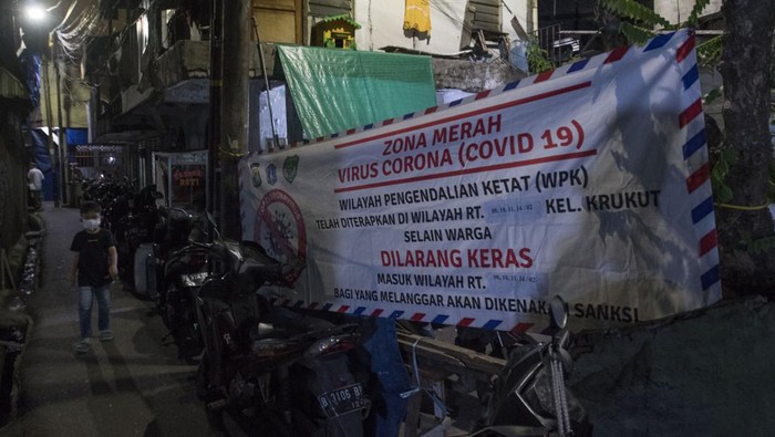 Micro-lockdown diterapkan di RW 02, Krukut, Tamansari, Jakarta Barat, usai 36 warganya positif COVID-19, satu di antaranya dilaporkan suspek varian Omicron.