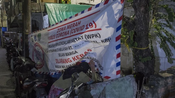 Micro-lockdown diterapkan di RW 02, Krukut, Tamansari, Jakarta Barat, usai 36 warganya positif COVID-19, satu di antaranya dilaporkan suspek varian Omicron.