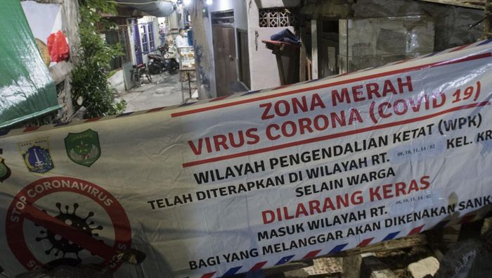 Micro-lockdown diterapkan di RW 02, Krukut, Tamansari, Jakarta Barat, usai 36 warganya positif COVID-19, satu di antaranya dilaporkan suspek varian Omicron.