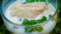 Kalau ke Bogor bisa mampir ke gerai Cendolin Bogor. Duriannya lembut dan cendolnya padat. Pemberian gula merahnya pun menambah kenikmatan tersendiri. Foto: Instagram @cendolinbogor