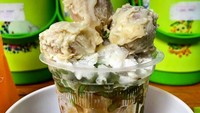 Siapa yang ngiler melihat es cendol durian dari gerai Duren Ucok ini? Dalam satu gelas diberikan tiga buah durian. Santannya yang gurih membuat rasa manisnya pas dinikmati. Foto: Instagram @durenucok.id