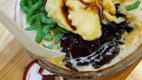 Es cendol durian dari gerai bernama DCendol ini tampak menggiurkan. Selain karena duriannya yang tebal, juga disajikan ketan hitam. Foto: Instagram @dcendol