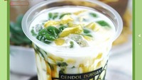 Es cendol durian ini ditawarkan oleh Cendol Den Bagus. Disajikan di dalam gelas praktis dengan isian yang melimpah. Foto: Instagram @cendol_denbagus
