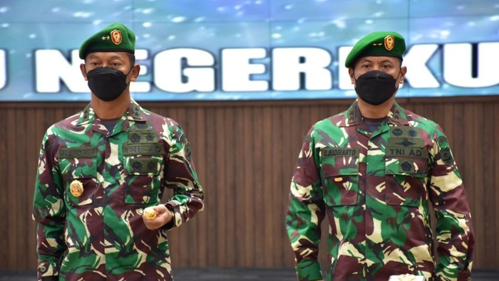 Serah terima jabatan Pangdam Jaya dari Mayjen TNI Mulyo Aji (kiri) kepada mayjen TNI Untung Budiharto (kanan).