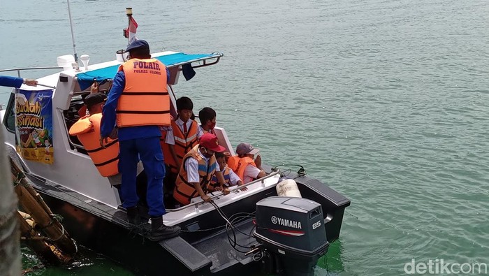 Siswa SD Pangandan Diajak Pesiar Pantai