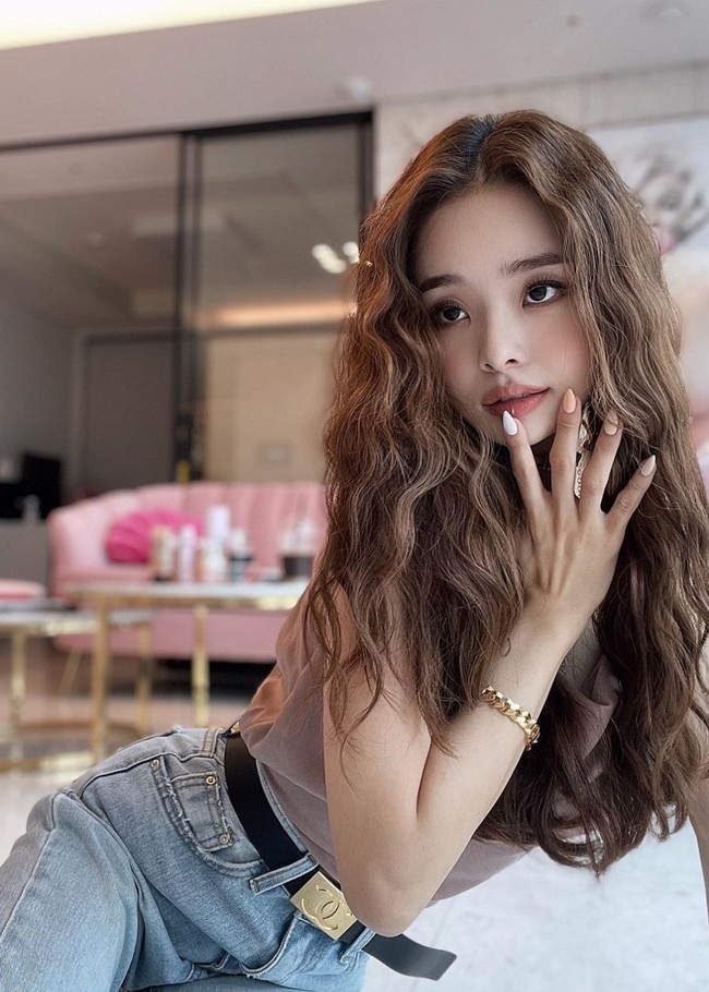 Song Ji A merupakan YouTuber ternama di Korea Selatan. Lewat channel bernama FreeZia, lulusan Hanyang University ini membagikan tips seputar fashion, kecantikan dan vlog. Foto: Instagram/@dear.zia