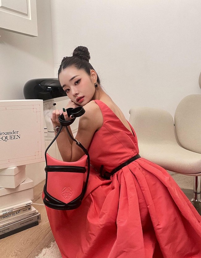 ‘Single’s Inferno’ merupakan variety show bertema perjodohan yang trending di Netflix. Dating show asal Korea Selatan ini menampilkan enam pasang pria dan wanita yang ‘berkompetisi’ mencari pasangan. Foto: Instagram/@dear.zia