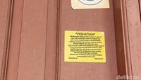 Imbauan dari petugas RT dan RW agar warga tidak membawa tamu sebagai antisipasi penularan COVID-19. Warga juga diimbau untuk mencegah terjadinya kerumunan (Karin NS/detikcom)