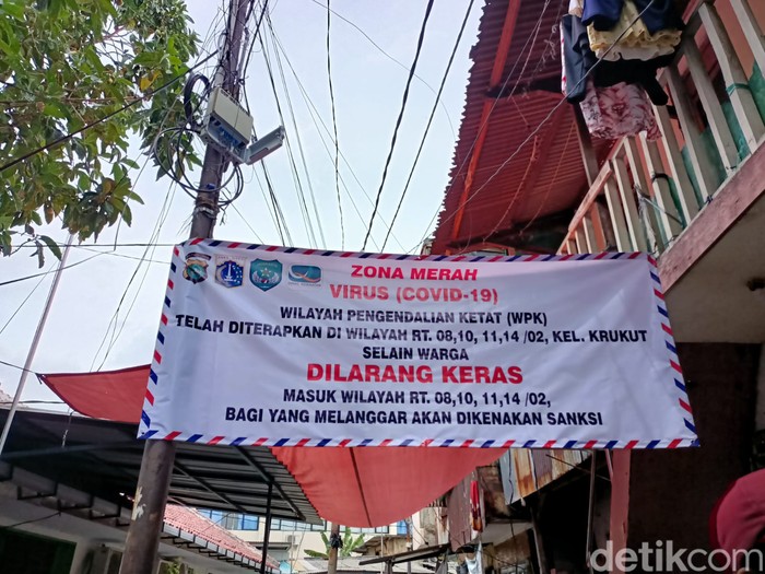 Suasana di RW 02, Krukut, Tamansari, Jakbar yang terlihat sepi di saat micro lockdown diberlakukan karena ada seorang warga suspek Omicron 9Karin NS/detikcom)