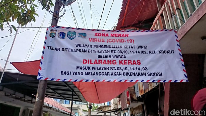 Suasana di RW 02, Krukut, Tamansari, Jakbar yang terlihat sepi di saat micro lockdown diberlakukan karena ada seorang warga suspek Omicron (Karin NS/detikcom)