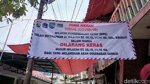 Sunyi Sepi di RW Krukut Jakbar saat Micro-lockdown Dijaga Polisi