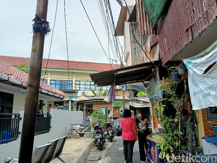 Suasana di RW 02, Krukut, Tamansari, Jakbar yang terlihat sepi di saat micro lockdown diberlakukan karena ada seorang warga suspek Omicron (Karin NS/detikcom)