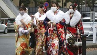 Dengan mengenakan pakaian tradisional, kimono, para gadis tersebut bersiap untuk mengikuti upacara menyambut Hari Kedewasaan di sejumlah daerah di Jepang, seperti Tokyo dan juga Yokohama. AP Photo/Koji Sasahara.
