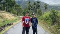 Kami berfoto di tiap tempat yang indah
