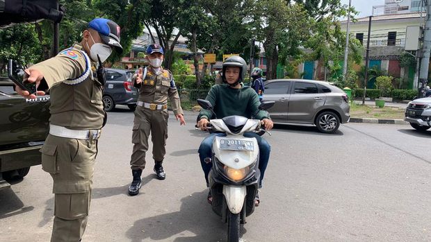 Tak Pakai Masker di Jaksel, 34 Warga Disanksi Denda hingga Sapu Jalan