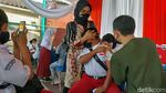 Takut Disuntik, Siswa SD Ini Sembunyi di Balik Kursi