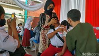 Mereka terpaksa ditenangkan oleh vaksinator, guru, hingga pihak kepolisian yang mengawal jalannya vaksinasi.