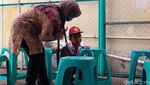 Takut Disuntik, Siswa SD Ini Sembunyi di Balik Kursi