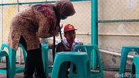 Seorang anak bahkan sembunyi di balik kursi.
