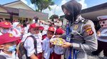 Takut Disuntik, Siswa SD Ini Sembunyi di Balik Kursi