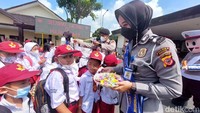 Untuk menenangkan anak-anak, mereka dihibur, diberi susu, permen serta coklat.