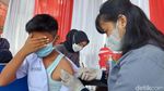 Takut Disuntik, Siswa SD Ini Sembunyi di Balik Kursi