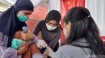Takut Disuntik, Siswa SD Ini Sembunyi di Balik Kursi