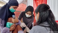 Tidak semua anak berani menghadapi jarum suntik. Sebagian anak menangis dan berteriak histeris saat hendak divaksinasi.