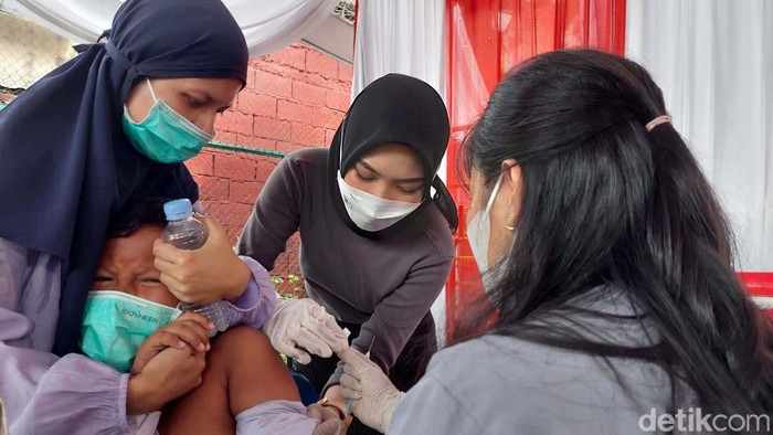 Takut Divaksin, Siswa SD Ini Sembunyi di Balik Kursi Ribuan siswa SD usia 6-11 tahun mengikuti vaksinasi COVID-19 di Mapolres Cimahi. Seorang anak tampak ketakutan dan sembunyi di balik kursi.