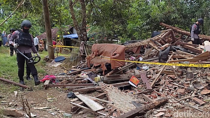 Rumah seorang warga di Kampung Cisaat, Desa Tangkilsari, Kecamatan Cimanggu, Pandeglang, Banten bernama Ulung (38) terkena ledakan dahsyat pada Minggu (9/1) malam. Tim Gegana Polda Banten diterjunkan ke lokasi untuk memeriksa penyebab kejadian tersebut.