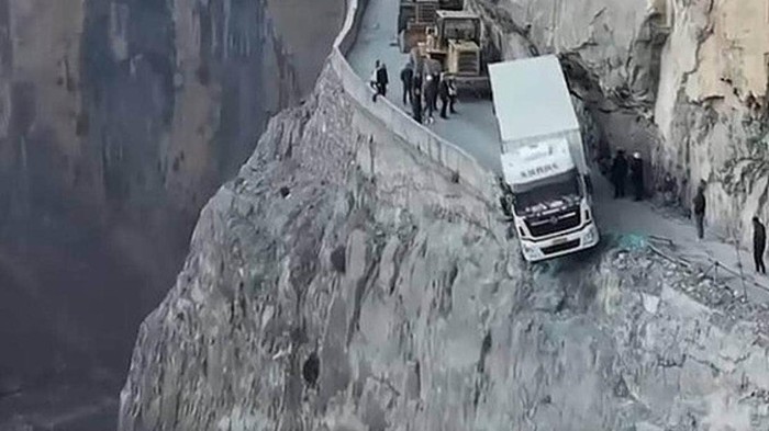 Truk di China Nyaris Masuk Jurang