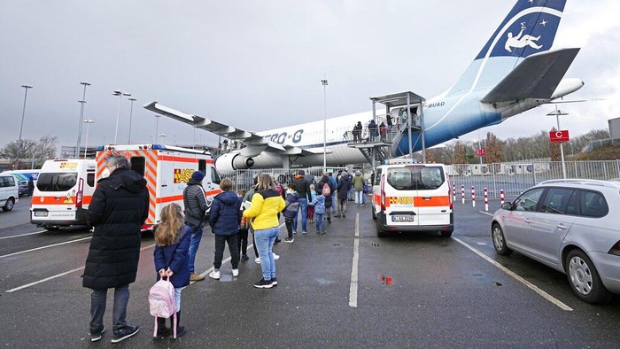 Pesawat Airbus A300 Zero G dialihfungsi jadi lokasi vaksinasi COVID-19 untuk anak usia 5-11 tahun di Jerman. Anak-anak pun antusias ikut vaksinasi di pesawat.