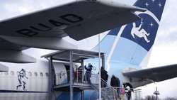 Pesawat Airbus A300 Zero G dialihfungsi jadi lokasi vaksinasi COVID-19 untuk anak usia 5-11 tahun di Jerman. Anak-anak pun antusias ikut vaksinasi di pesawat.