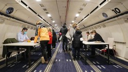 Pesawat Airbus A300 Zero G dialihfungsi jadi lokasi vaksinasi COVID-19 untuk anak usia 5-11 tahun di Jerman. Anak-anak pun antusias ikut vaksinasi di pesawat.