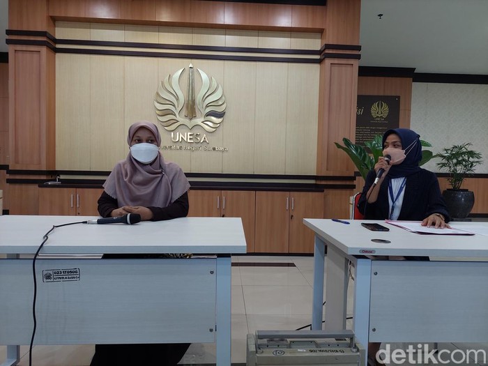 Dosen Universitas Negeri Surabaya (Unesa) diduga melakukan pelecehan seksual pada mahasiswinya. Mulai hari ini, dosen tersebut dinonaktifkan.