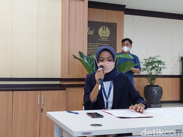 Dosen Universitas Negeri Surabaya (Unesa) diduga melakukan pelecehan seksual pada mahasiswinya. Mulai hari ini, dosen tersebut dinonaktifkan.