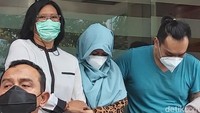 Pedangdut Velline Chu memakai kerudung biru, dibekuk lantaran dugaan penyalahgunaan narkotika jenis sabu. Foto: Pingkan/detikhot