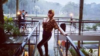 Tak mau melewatkan waktu untuk pose di kafe instagramable, Velline Chu menyempatkan diri untuk bergaya. Kafe yang disinggahinya ini berada di pinggir danau jadi pemandangannya sangat asri.  Foto: Instagram @velline-ratubegal