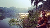 Memilih hangout sambil menghabiskan waktu santai di Bogor, Velline Chu tampak ngopi santai di salah satu kafe. Ia pun asyik menikmati segelas minuman favoritnya. Foto: Instagram @velline-ratubegal