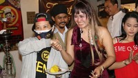  Kini Velline Chu dan sang suami harus menjalani proses oleh pihak kepolisian atas kasus penyalahgunaan narkoba yang dilakukannya. Polisi juga sudah menyita barang bukti dari pelantun lagu Ngopi Say ini.  Foto: Instagram @velline-ratubegal