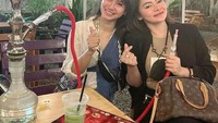 Dengan senyum merekah, Velline berpose dengan sahabatnya. Ia juga tampak sudah menyiapkan segelas minuman matcha latte yang manis dingin. Velline bukan hanya jago bernyanyi dangdut, ia juga dikenal sebagai DJ.  Foto: Instagram @velline-ratubegal