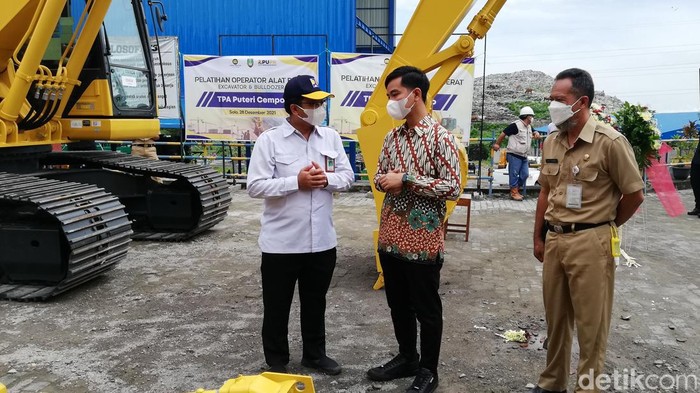Wali Kota Solo Gibran Rakabuming Raka menerima bantuan alat berat di TPA Putri Cempo, Senin (10/1/2022).