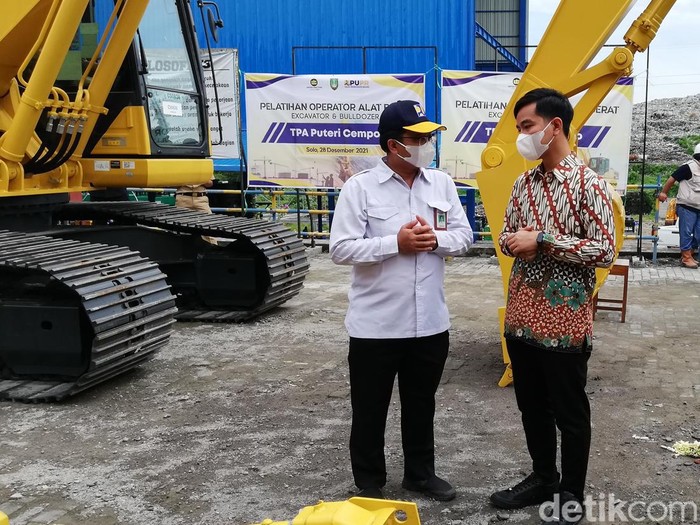 Wali Kota Solo Gibran Rakabuming Raka menerima bantuan alat berat di TPA Putri Cempo, Senin (10/1/2022).