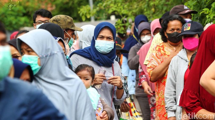 Warga Serbu Operasi Pasar Minyak Goreng di Tangerang Operasi pasar digelar di tengah mahalnya harga minyak goreng. Warga pun menyerbu minyak yang dijual Rp14.000/liter di Pinang, Kota Tangerang, Banten, tersebut.
