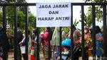 Emak-emak Antre Panjang Demi Minyak Goreng Murah di Tangerang