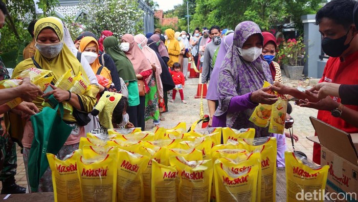 Operasi pasar digelar di tengah mahalnya harga minyak goreng. Warga pun menyerbu minyak yang dijual Rp14.000/liter di Pinang, Kota Tangerang, Banten, tersebut.