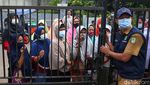 Emak-emak Antre Panjang Demi Minyak Goreng Murah di Tangerang