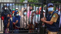 Sebanyak 4.080 liter minyak dijual pada operasi pasar minyak goreng murah ini.
